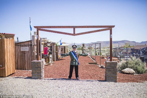 Cộng hòa Molossia được thành lập năm 1977, diện tích khoảng 85km2 và chỉ có hơn 30 công dân sinh sống (bao gồm một vài con chó và mèo).