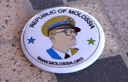 Tiền tệ của Molossia được làm từ xèng của các sòng bạc. Tuy nhiên, chúng được đính hình Tổng thống và biểu tượng của quốc gia ở hai mặt.