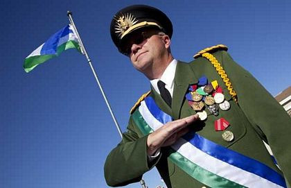 Khi không xuất hiện trên cương vị Tổng thống Molossia, ông Baugh là trung sĩ hạng nhất đã về hưu của quân đội Mỹ, từng làm việc trong bộ phận nhân sự của lực lượng National Guard của bang Nevada.
