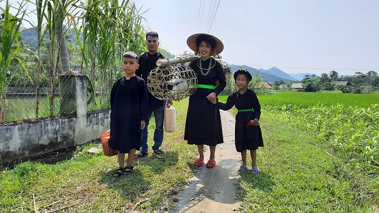 Thịt vịt không thể thiếu trong mâm cỗ của cúng Rằm tháng 7 của họ bởi vì theo truyền thuyết của dân tộc vịt là vị sứ giả của mường trần gian với mường trời. Con vịt có công cõng gà trống vượt biển (khảm hải) đi cống sứ mường trời vào ngày Rằm tháng 7 hằng năm, để cầu mưa thuận gió hòa, mùa màng bội thu cho người nông dân.