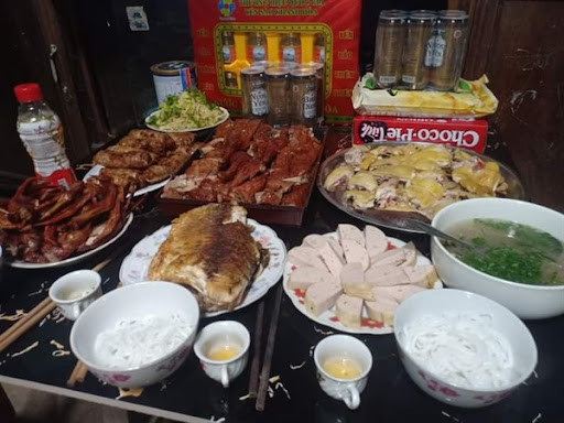 Mâm cỗ cúng tổ tiên trong Lễ Pây tái của dân tộc Tày không thể thiếu: Bánh gai, thịt vịt và hoa quả. Người Tày, Nùng có câu: “Bươn chiêng kin nựa cáy, bươn chất kin nựa pết” (nghĩa là: Tết tháng Giêng ăn thịt gà, Tết tháng 7 ăn thịt vịt).