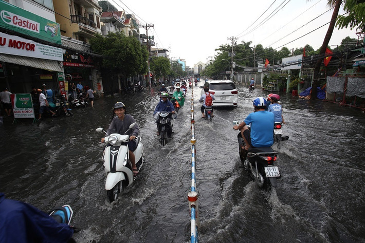 Cơn mưa nặng hạt bắt đầu từ hơn 14h, kéo dài hơn 30 phút gây ngập hàng loạt tuyến đường Sài Gòn như đường Lê Văn Thọ, Nguyễn Văn Khối (Cây Trâm cũ) thuộc quận Gò Vấp