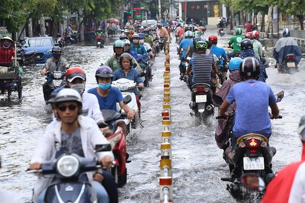 Ngập nước khiến giao thông rối loạn