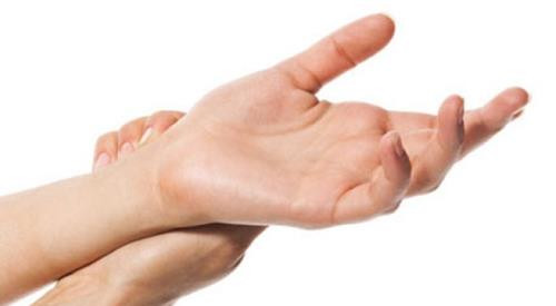 Lòng bàn tay ngắn và ngón tay dài. Đó là một người lãnh đạo nhiệt huyết, tràn đầy năng lượng tích cực lan tỏa đến tất cả mọi người. Còn với người có lòng bàn tay và ngón tay đều dài là người thân thiện, thẳng thắn chân thành và có trí tưởng tượng tuyệt vời. Đó là người có khả năng thích nghi rất nhanh, có thể xoay chuyển biến hóa trong mọi hoàn cảnh mà chẳng hề nao núng.