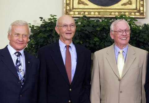 Neil Armstrong và Buzz Aldrin trở thành người đầu tiên ghi dấu bước chân loài người trên Mặt trăng, riêng phi hành gia Michael Collins đảm trách nhiệm vụ ngồi bên trong điều khiển hệ thống tàu Apollo 11.