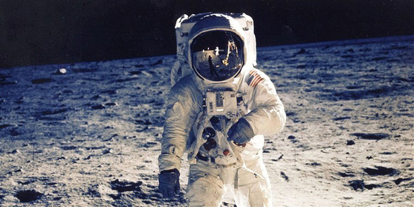 Ngày 20/6/1969, NASA hoàn thành xuất sắc sứ mệnh của mình trên tàu Apollo 11, khi đưa nhà du hành Neil Armstrong trở thành người đầu tiên trong lịch sử đặt chân lên Mặt trăng. 50 năm chinh phục Mặt trăng, các phi hành gia ngày ấy giờ ra sao?