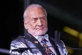 Ông Aldrin hiện đã 89 tuổi, luôn ủng hộ chương trình khám phá không gian của Mỹ cũng như thường xuyên được mời làm diễn giả về vấn đề này.