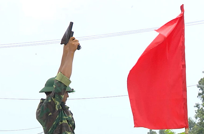 Mới đây, huyện Thanh Trì tổ chức diễn tập bảo vệ trị an, kiểm tra, đánh giá việc vận hành cơ chế phối kết hợp giữa các lực lượng, các cơ quan; khả năng cơ động của các lực lượng trong xử lý các tình huống chiến đấu bảo vệ an ninh trật tự và an toàn xã hội tại địa phương. Ảnh: Đại diện cơ quan quân sự huyện Thanh Trì bắt pháo hiệu, thông báo cuộc diễn tập bắt đầu được triển khai. Ngay sau đó, tiếng kẻng báo cháy vang lên.