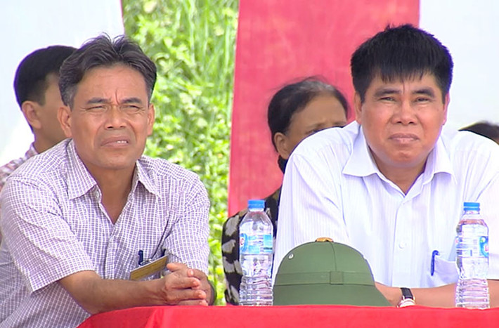Các đại biểu tham quan diễn tập chăm chú.