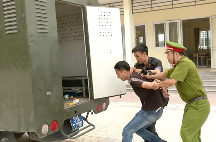 Một đối tượng khác bị khống chế ngay sau đó và bị áp giải lên xe chuyên dùng.