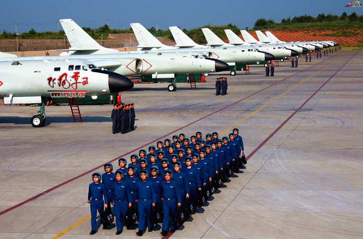 Phi công máy bay ném bom chiến lược H-6K.