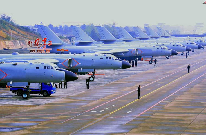 Theo tờ Bưu điện Hoa Nam, ngày 30/3 Không quân Trung Quốc (PLAAF) bắt đầu thực hiện các cuộc tập trận trên không phận eo biển Bashi nằm giữa vùng lãnh thổ Đài Loan và Philippines với mục đích tăng cường khả năng tác chiến của khối lực lượng này. Trong ảnh là dàn máy bay ném bom chiến lược H-6K tập trung chuẩn bị cho cuộc tập trận.