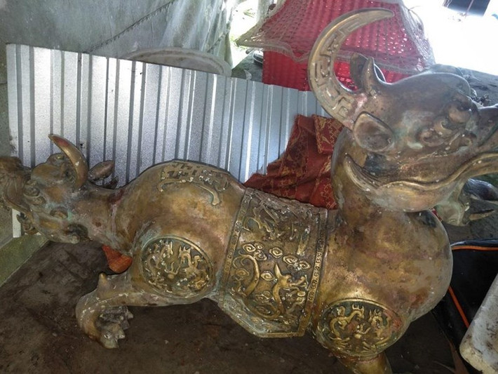 Một số ngư dân ở Đất Mũi vớt được con vật bằng kim loại, nghi là đồng. Người dân ở đây tạm gọi nó là "kỳ lân". Tượng con vật kỳ quái có hai đầu, nặng tầm 45 kg bằng kim loại màu vàng đồng.