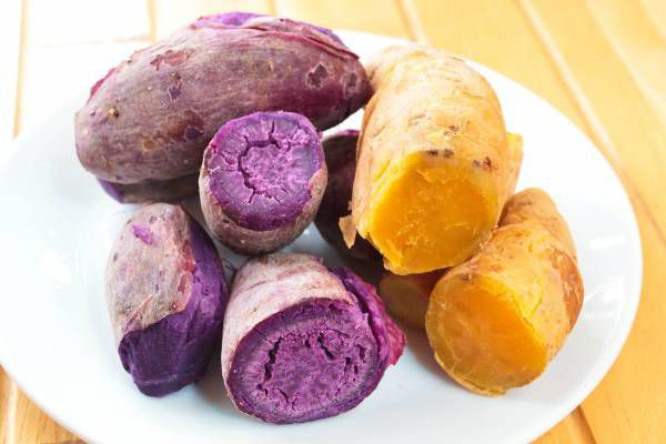 Khoai lang có nhiều vitamin và khoáng chất, cũng như là một nguồn cung cấp chất xơ đặc biệt. Thay vì băn khoăn rất nhiều với lượng tinh bột bạn thường ăn sau khi tập, hãy sử dụng khoai lạng như một sự thay thế tuyệt vời.