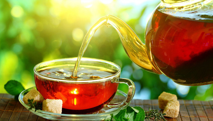 Trà thảo dược chứa các chất dinh dưỡng giúp cơ thể bạn xử lý protein và tinh bột. Nó cũng giúp bạn lấy lại năng lượng nhanh hơn rất nhiều so với việc bạn không uống. Do đó bạn hãy thử mang một bình trà theo mình trong lần tập gym sắp tới!