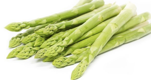 Măng tây Trong măng tây có chứa đầy đủ các chất như vitamin C, giúp ngăn ngừa tinh trùng bị oxy hóa và bảo vệ các tế bào của tinh hoàn; axit ascorbic làm giảm các gốc tự do trong cơ thể để cơ thể tập trung hơn vào việc sản xuất ra những tinh trùng khỏe mạnh, cải thiện chất lượng tinh binh. Những yếu tố này sẽ hỗ trợ khả năng thụ thai lên đến tối đa.