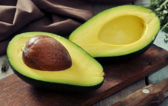 Quả bơ Trong quả bơ có chứa nhiều vitamin B6, vitamin E và axit folic làm tăng khả năng di chuyển của tinh trùng, tinh trùng linh hoạt hơn nên có thể dễ dàng thâm nhập vào trứng.