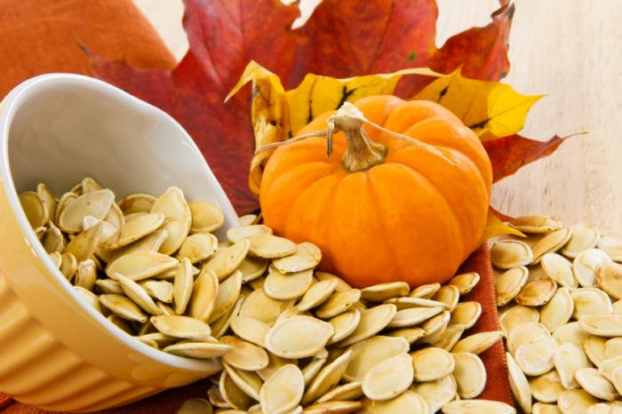 Hạt bí ngô Trong hạt bí ngô có chứa một hợp chất phytosterol giúp bảo vệ và cải thiện quá trình sản xuất testosterone, hỗ trợ triệu chứng giảm tiền liệt tuyến. Chúng cũng rất giàu axit béo omega-3, giúp cải thiện lượng máu đến bộ phận sinh dục của nam giới.