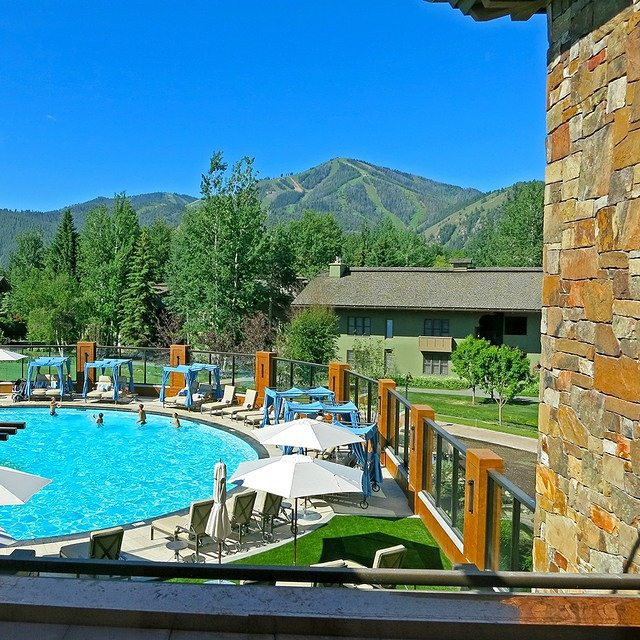 Một số phòng có sân riêng nhìn thẳng ra núi trượt tuyết Sun Valley. Có một điều chắc chắn rằng những vị khách tham dự hội nghị của Allen & Co. sẽ làm nhiều việc hơn là chỉ đến câu cá và ca hát bên lửa trại, cho dù khu nghỉ dưỡng này có tuyệt vời và thích hợp để nghỉ ngơi đến thế nào. Ảnh: Instagram.