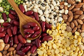 Đậu là một nguồn cung cấp cả chất xơ hòa tan và không hòa tan, đậu có thể giúp giảm cholesterol, trong khi đó isoflavone trong đậu còn có thể giúp điều chỉnh hormone và có thể hỗ trợ giảm các triệu chứng của tiền mãn kinh hoặc mãn kinh. Mặc dù đậu nành có hàm lượng isoflavone cao nhất, đậu xanh và giá đỗ (mầm đậu xanh) cũng cung cấp nhiều isoflavone. Đặc biệt, nếu bạn đang trong độ tuổi sinh sản, đậu có thể cung cấp cho bạn nguồn cung cấp axit folic ổn định - rất cần thiết nếu bạn mang thai.