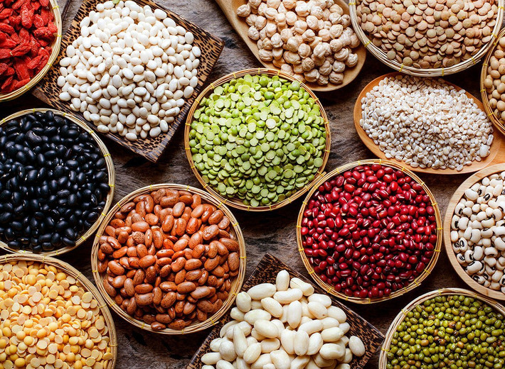 Các loại đậu Đậu là một nguồn protein và chất xơ tốt và có thể có tác dụng bảo vệ chống lại bệnh tim và ung thư vú. Đậu cũng có thể đóng một vai trò trong việc ổn định nội tiết tố nữ. Nghiên cứu cũng cho thấy nguy cơ mắc bệnh tim mạch thấp hơn khi ăn một lượng đậu cao hơn. Các loại đậu phổ biến bao gồm đậu Hà Lan, đậu, đậu lăng và đậu phộng.