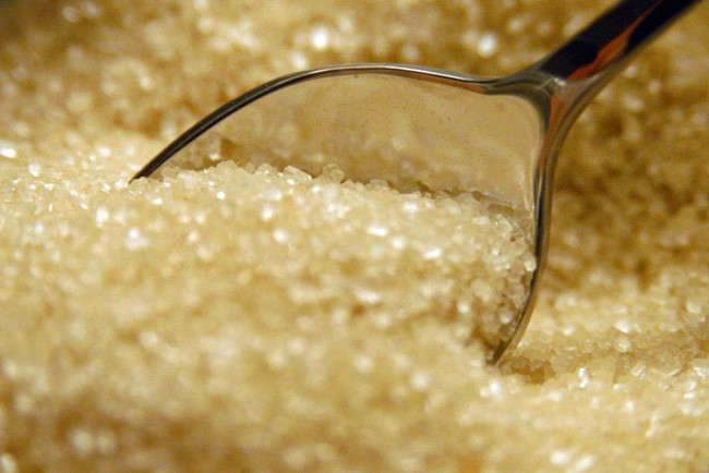 1. Đường làm cơ thể mệt mỏi Khi ăn một món ngọt, glucose trong máu chúng ta sẽ tăng lên. Tuyến tụy có nhiệm vụ phải tiêu hủy đường và tăng sản xuất insulin dư thừa. Mục đích của hoạt động này là làm giảm lượng đường trong máu, chính là tác nhân phá vỡ sự dẫn truyền thần kinh trong bộ não, làm gián đoạn hormone, và kết quả của quá chính ấy khiến cơ thể luôn trong tình trạng mệt mỏi.