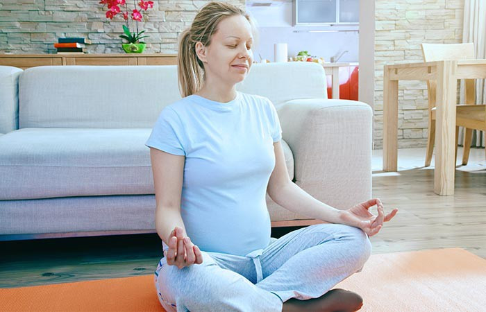 Tập suy nghĩ lành mạnh - Bạn có thể khó chịu khi không thể thay đổi tình trạng chảy xệ của làn da cơ thể. Thay vì suy nghĩ quá nhiều, bạn hãy cố gắng giữ cho bản thân thư giãn và kiên nhẫn với chính mình. Tập thở sâu, nghe nhạc và tham gia các hoạt động ngoài trời càng nhiều càng tốt.