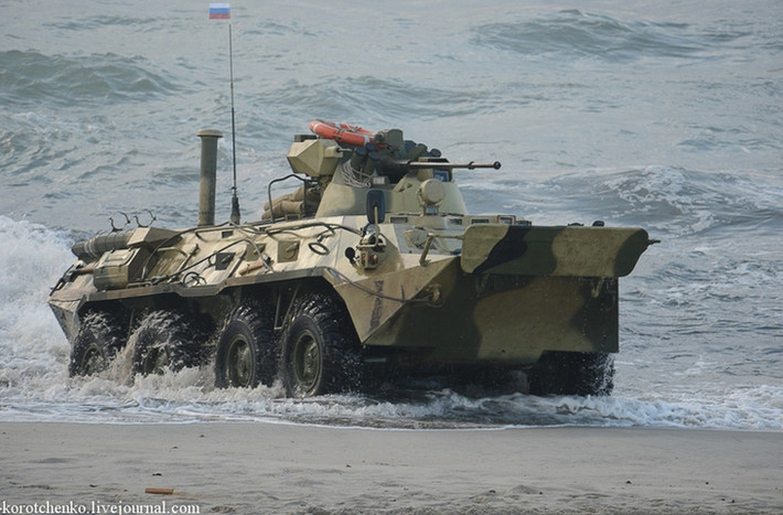 Khả năng lội nước của họ xe BTR vẫn được giữ tới thế hệ BTR-82A. Bên ngoài là vậy, vẫy hãy cùng xem nội thất bên trong xe bọc thép BTR-82A trông như thế nào?
