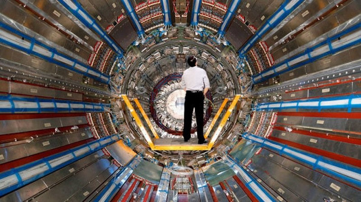 Năm 1978, khi đang làm việc với máy gia tốc hạt Synchrotron U-70, Anatoli Bugorski bị một chùm hạt của máy bắn xuyên qua đầu của mình nhưng lại không hề cảm thấy đau đớn. Tuy nhiên, da mặt của ông lại bị lột ra và sưng lên, tai trái gần như điếc và thường xuyên co giật.