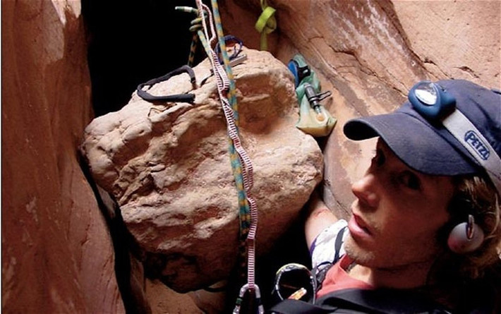 Tháng 5/ 2003, Aron Ralston bị một tảng đá nặng tới hơn 360kg rơi trúng người khi đang leo núi ở Utah và bị kẹt tay phải. Suốt 5 ngày, với rất ít thức ăn và nước, ông đã dùng các tảng đá để giải thoát cánh tay và cắt cả gân tay bằng một con dao cùn để sống sót thần kỳ.