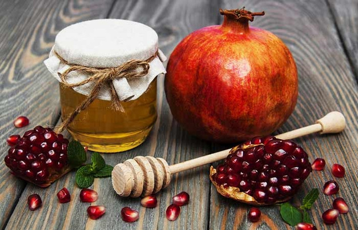 Giữ ẩm cho da: Nếu muốn có một làn da căng bóng và ngậm nước 2 lần một tuần bạn có thể kết hợp hạt lựu trộn với mật ong.