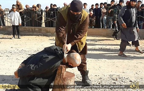 Các chiến binh nhà nước Hồi giáo tự xưng IS ở Syria hành quyết công khai một người đàn ông bị cáo buộc hành nghề phù thủy.