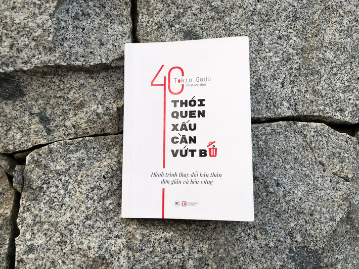 Trong cuốn sách 40 thói quen xấu cần vứt bỏ, tác giả Tokio chia thành 6 chương bao gồm các thói quen xấu trong: ngôn ngữ, mối quan hệ, vật chất- tiền bạc, kỹ năng làm việc, cách làm việc và trái tim yếu đuối (tinh thần).