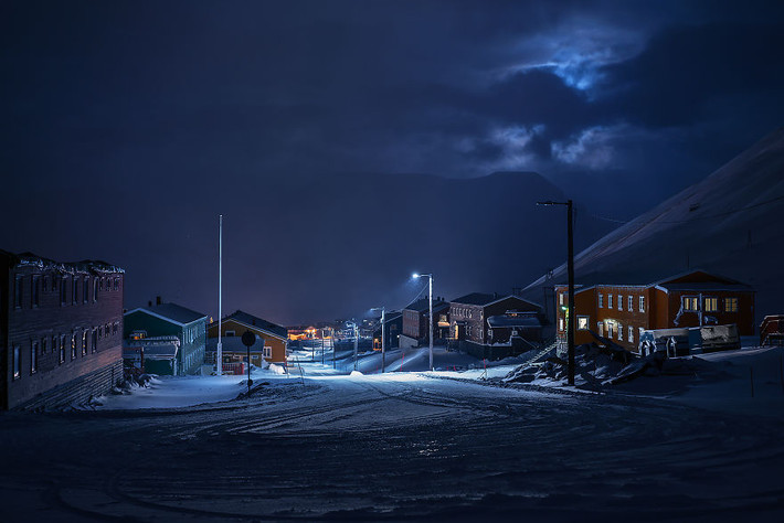 Thị trấn lúc 2 giờ chiều. Toàn bộ Longyearbyen sử dụng năng lượng từ nhà máy điện than, thải ra 40 tấn khí CO2/người/năm.