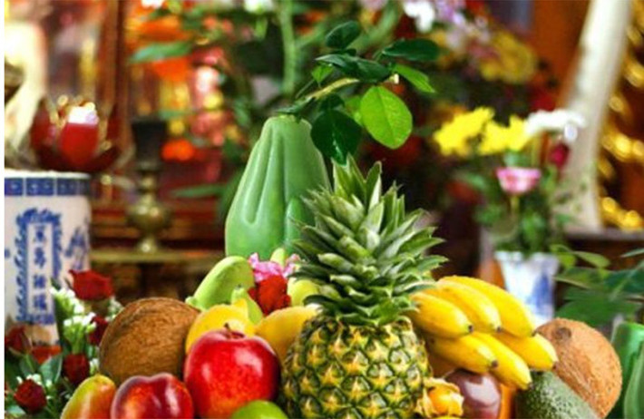 Nếu không có điều kiện, bạn có thể sắp mâm hoa quả để cúng Phật rồi thụ lộc tại nhà.
