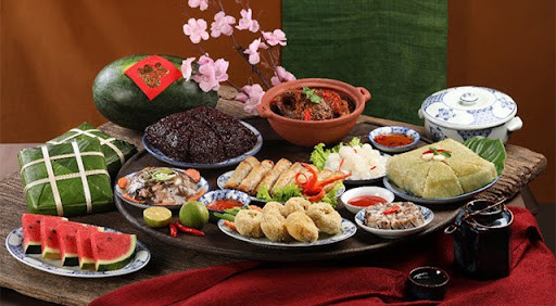 Lễ cúng thần linh, gia tiên: Thông thường, với mâm cúng gia tiên các gia đình hay cũng cỗ mặn. Mâm cúng gồm các món ăn đa dạng cùng những thực phẩm bổ dưỡng, tươi sạch, thể hiện cho lòng thành kính, biết ơn tổ tiên.