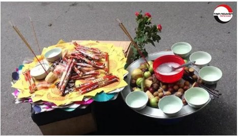 Mâm cúng chỉ nên chuẩn bị các món đồ chay để các cô hồn không phát sinh lòng tham. Một mâm lễ cúng cô hồn có nhiều thực phẩm để lựa chọn: muối gạo, cháo trắng nấu loãng, hoa quả, các loại bỏng, bánh, kẹo...
