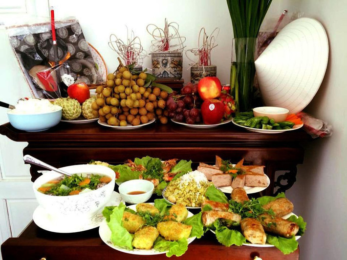 Thông thường lễ cúng Rằm tháng 7 gồm là cúng Phật; cúng gia tiên và cúng bố thí cho các vong hồn lang thang (cúng chúng sinh).