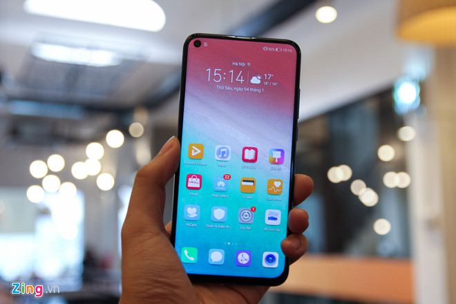 Honor View 20 là smartphone thứ 3 sở hữu màn hình “nốt ruồi” sau Galaxy A8s và Huawei Nova 4. Thiết kế mới này cho phép nhà sản xuất có thể tối ưu hóa diện tích hiển thị trên màn hình và hứa hẹn sẽ trở thành trào lưu trong năm 2019.
