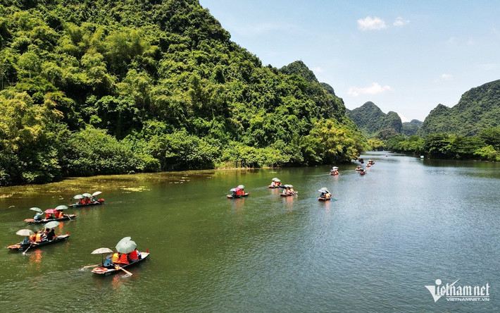 Trước đó vào ngày 27/8, hơn 800 du khách của đoàn này đã đến Hà Nội rồi đi tham quan khu danh thắng Tràng An (Ninh Bình). Ảnh: Trần Bá Nghị