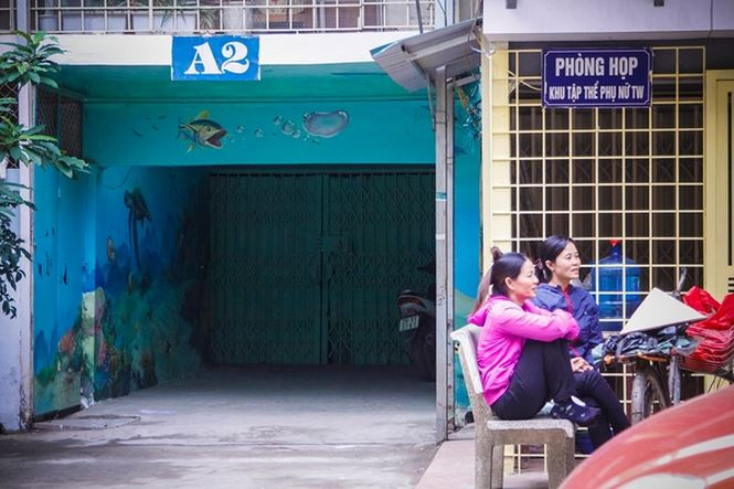 Những bức tranh tạo ra không gian sinh động, nâng cao chất lượng khu tập thể văn minh nề nếp.