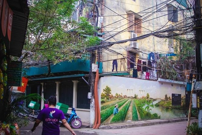 Những con ngõ ngách trong khu tập thể Phụ nữ trung ương trên phố Pháo Đài Láng (Đống Đa, Hà Nội) dễ bắt gặp những bức tranh 3D sinh động, ấn tượng được vẽ trên những mảnh tường cũ kỹ.
