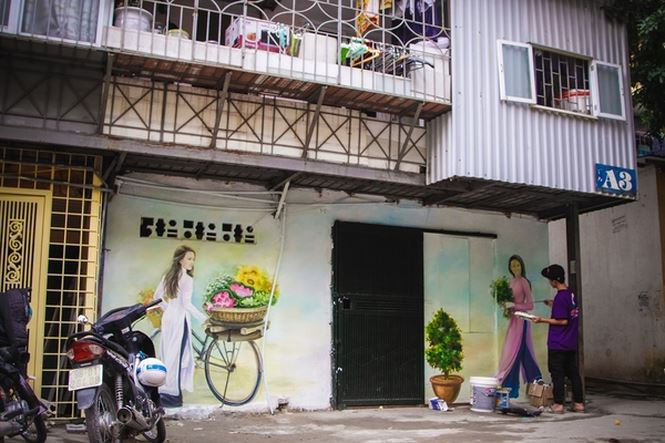 “Chúng tôi làm không phải vì mục đích vì lợi nhuận mà mình muốn làm đẹp, muốn được thỏa sự đam mê và muốn một phần cống hiến cho xã hội. Và sau khi ra Hà Nội từ TP HCM thì mình cảm thấy đúng là điều mình mong muốn được làm”, anh Nguyễn Thanh Tuyên, họa sĩ vẽ tranh tại khu tập thể Phụ nữ Trung ương chia sẻ.