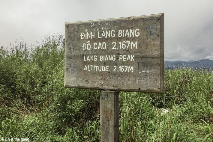 Chính vì thế Lang Biang không phải là một ngọn núi duy nhất mà là một dãy núi với 2 ngọn núi là núi Ông và núi Bà. Trong đó, núi ông cao 2.124 m so với mặt nước biển. Núi bà cao nhất với 2.167 m so với mặt nước biển. Ngoài ra còn có đồi Ra-đa cao 1.929 m.