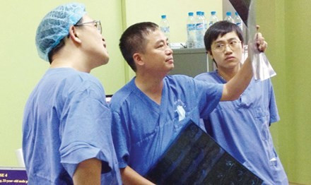 Không chỉ cống hiến tâm sức trong việc chữa bệnh, PGS.TS. BS. Nguyễn Lân Hiếu còn muốn dùng kiến thức, khả năng và tiếng nói của mình để lan tỏa sự hiểu biết, đề ra những giải pháp thiết thực đóng góp cho sự phát triển của đất nước.