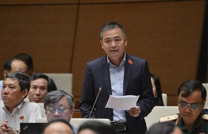 PGS.TS. BS Nguyễn Lân Hiếu cũng là đại biểu Quốc hội. Ông là một trong những vị đại biểu Quốc hội được báo chí trích dẫn ý kiến phát biểu nhiều nhất, trở thành cái tên quen thuộc với cử tri cả nước.