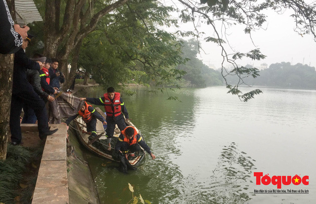 Qua xác minh ban đầu, nạn nhân khoảng gần 40 tuổi giới tính nam. Trong người không có giấy tờ tuỳ thân.