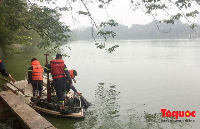 Sau gần 2 giờ tìm kiếm, lực lượng CHCN Hà Nội đã tìm thấy xác nạn nhân và tiến hành đưa vào bờ.