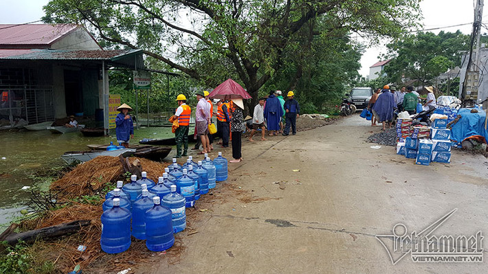 Xã Nam Phương Tiến đã cấp miễn phí cho người dân 600 thùng nước và 400 thùng mì tôm