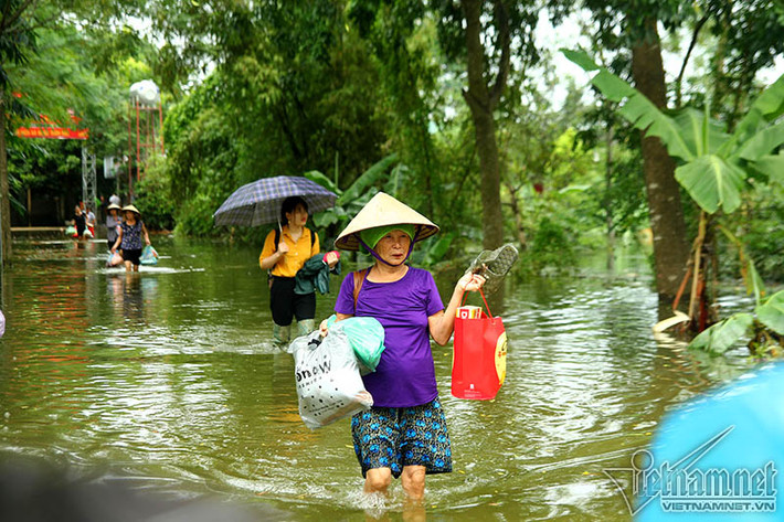 Người dân vẫn tiếp tục sơ tán đến nhà người thân khi nước chưa có dấu hiệu rút